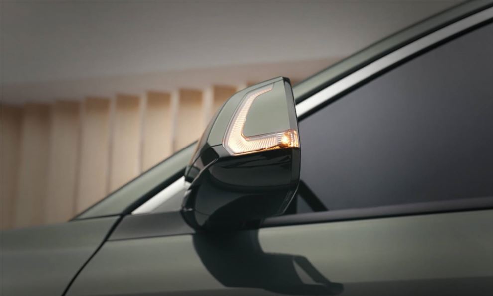 Espelhos retrovisores externos na cor do veículo com regulagem e rebatimento elétricos e repetidores das setas integrados em LED.